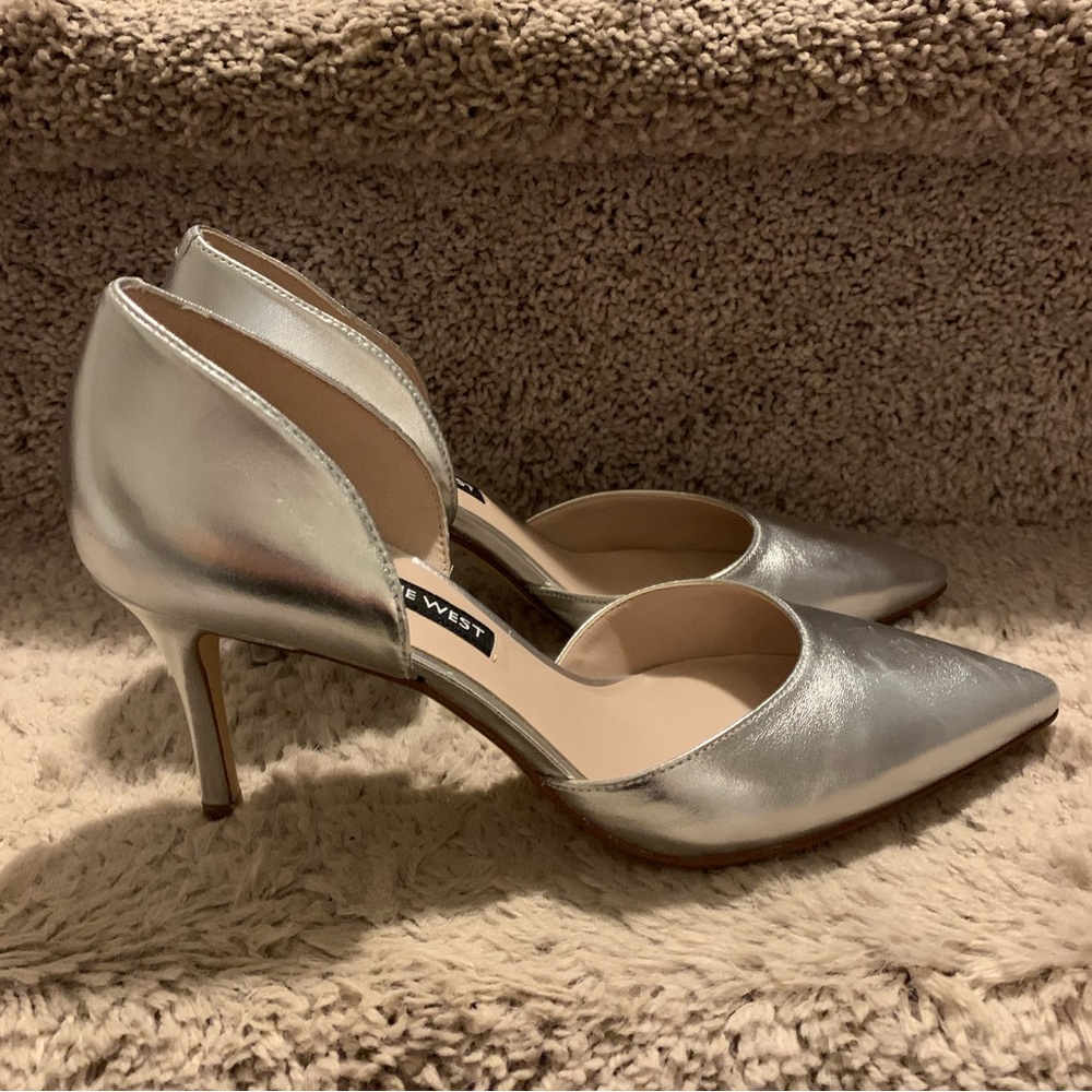 🎉Host Pick🎉 Nine West - Metallic Silver Heels - Picture 2 of 8